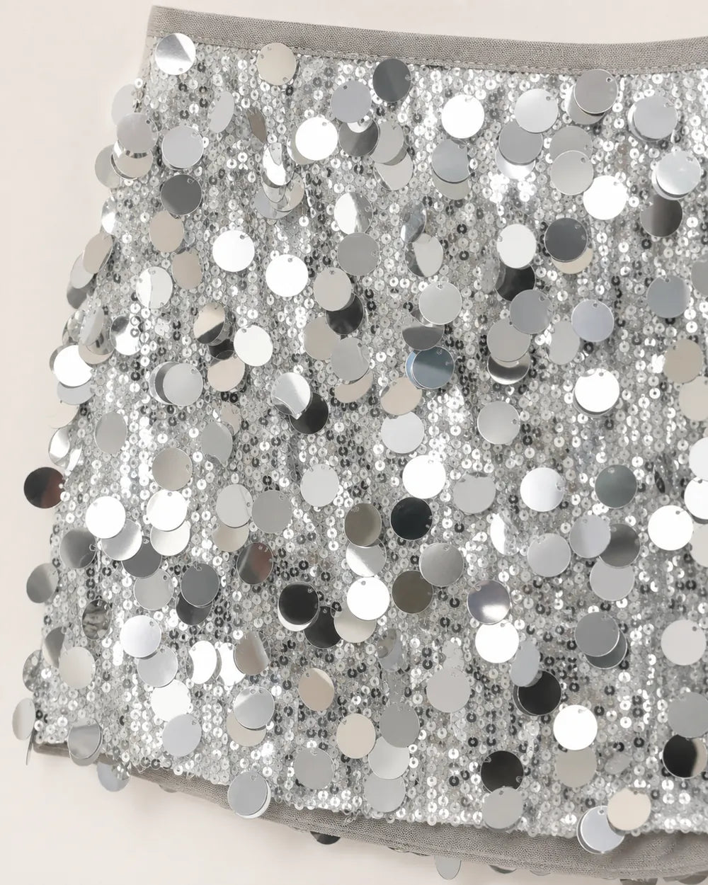 Women's Large-Sequin A-Line Mini Skirt — image 5 — gonna-mini-elegante-con-paillettes-i-ideale-per-tutte-le-stagioni-silver-05-construction-detail.webp