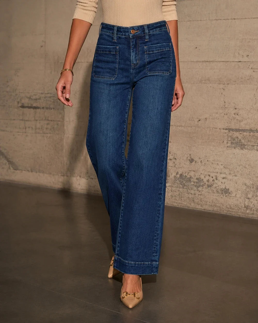 Deep blue column jeans in movement