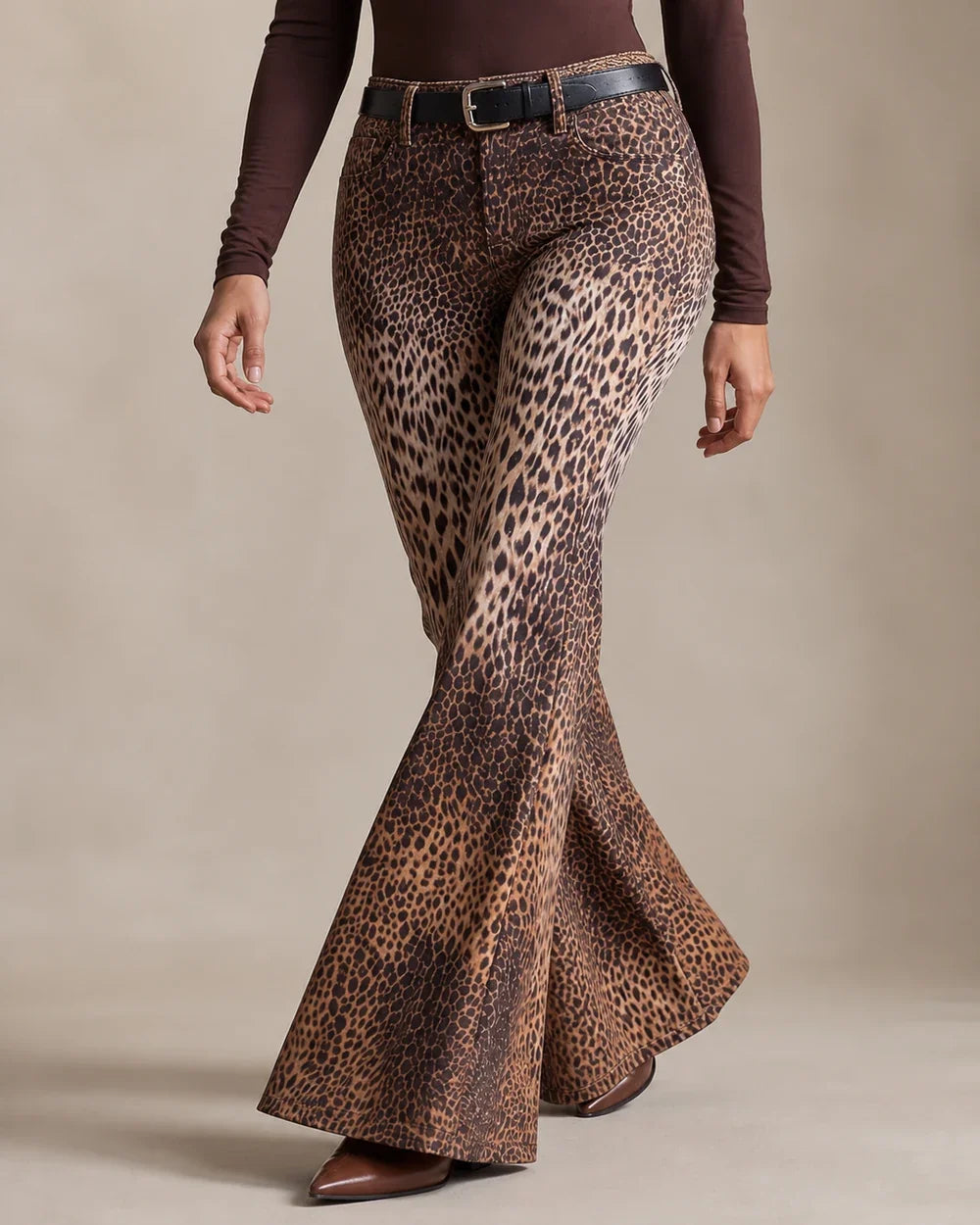Women leopard wide-leg trousers in movement